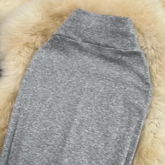 Dámská midi sukně jednobarevná s rozparkem vzadu, s vysokým pasem, rybího střihu, obepínající boky, do kanceláře, pouzdrová sukně