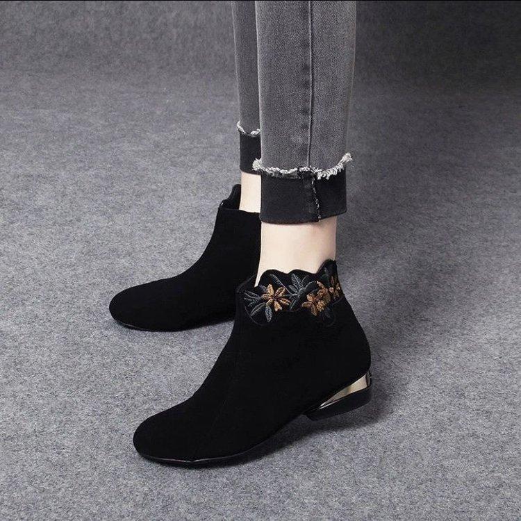 

Round head short boots women s autumn and winter new embroidered retro lace flat boots casual fashion boots 35