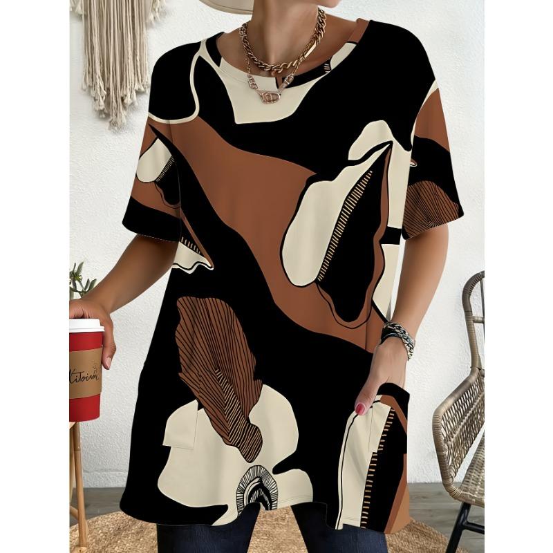 Ein Damen-T-Shirt in Übergröße mit kurzen Ärmeln, das ein abstrakt-geometrisches Design in den Farben Schwarz, Braun und Creme zeigt,