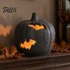 Illuminazione Notturna Atmosferica Zucca di Halloween Statuetta in Resina, Lanterna a Forma di Pipistrello Traforata con Artigianato Artistico Luce Calda, Spettrale Interno Esterno Casa Tavolo