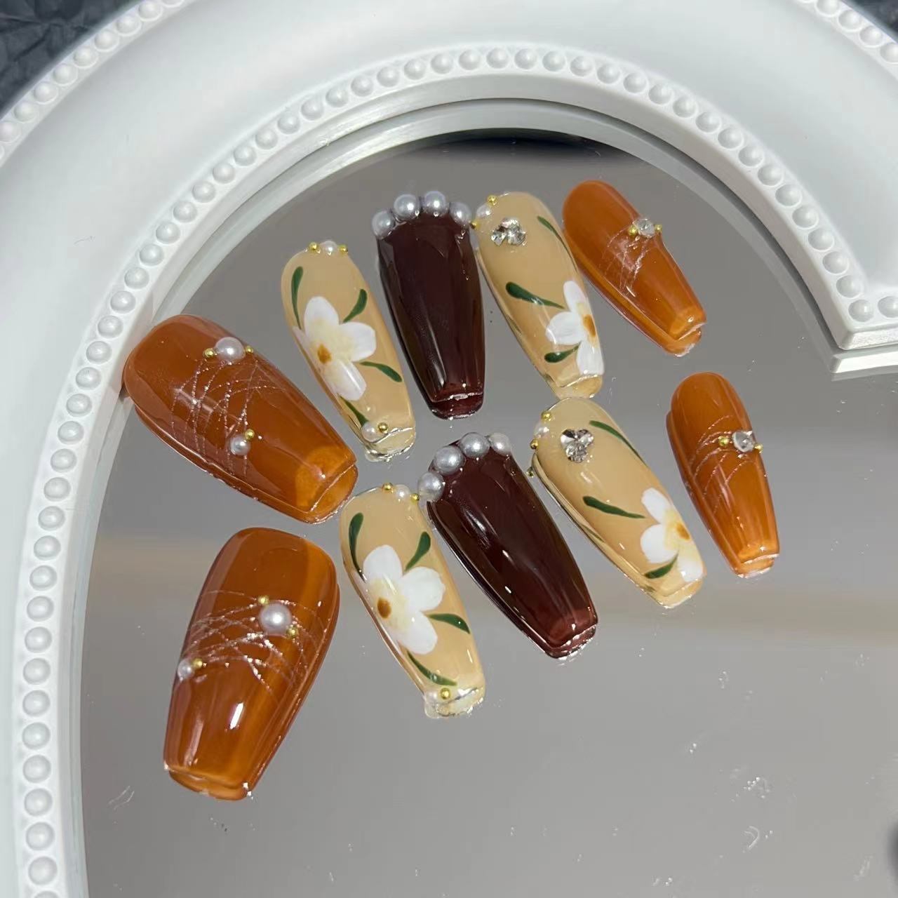 

Ношение брони Чистый ручной работы Нейл-арт Готовый патч для накладных ногтей Осенне-зимний карамельный цвет Ручная роспись Камелия Легкий роскошный стиль Large L