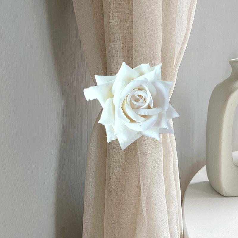 Balení 4 záclonových držáků Klipy Elegantní umělá růže Držák na okenní závěsy Držáky pro domácí svatební dekorace