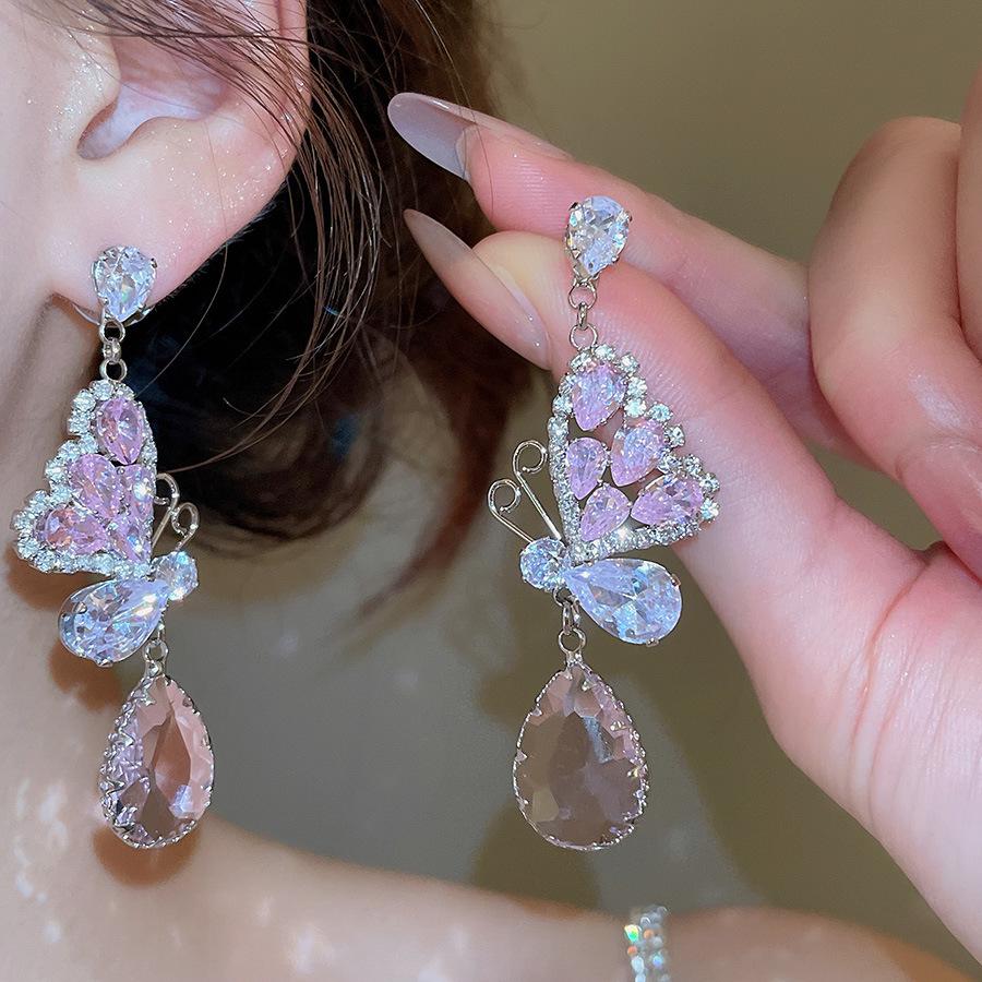 Orecchini Pendenti a Forma di Farfalla con Zirconi Stile Coreano Ago d'Argento: Orecchini Eleganti e di Alta Gamma per Donna.