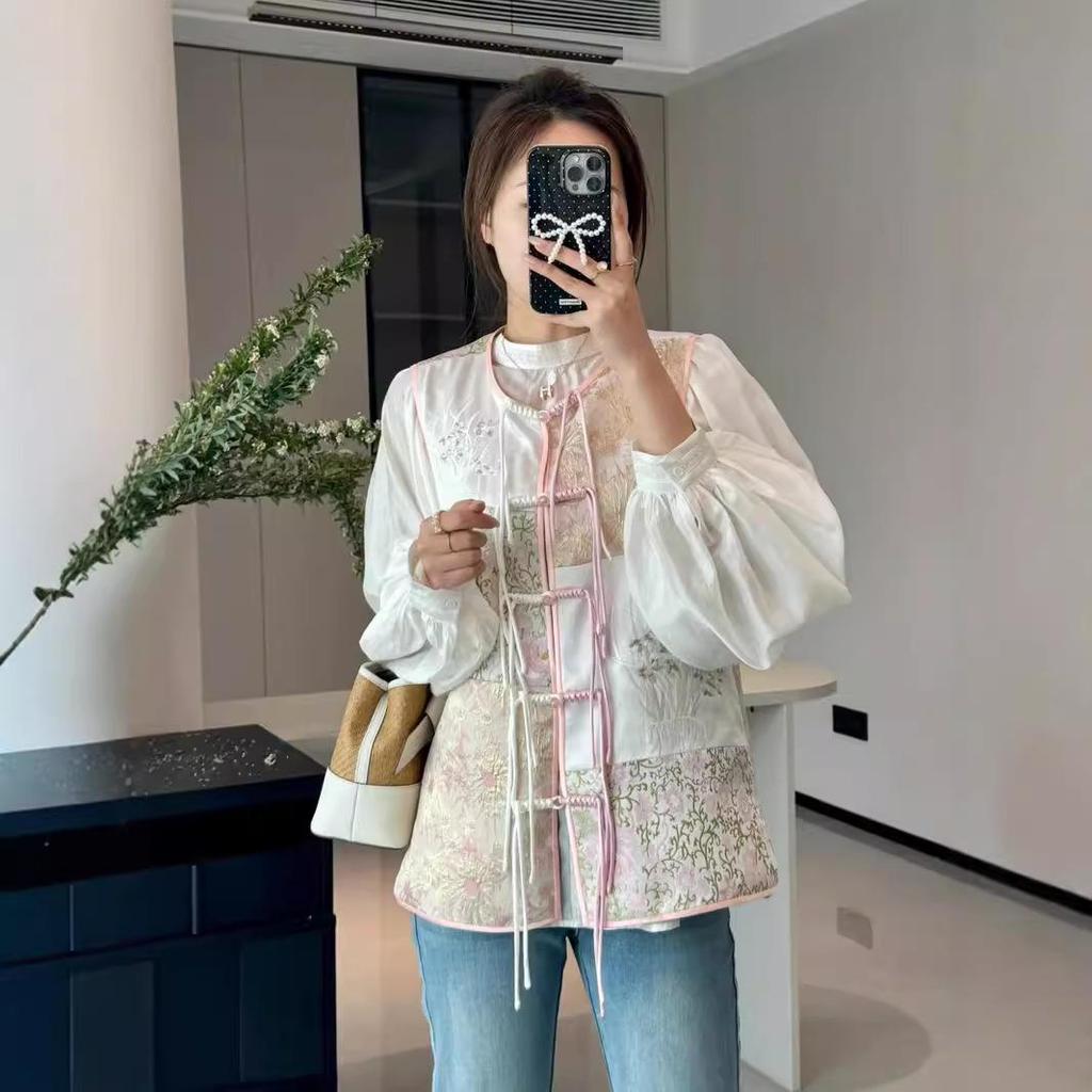 Damenweste im nationalen Stil aus Jacquard-Satin mit Froschverschluss und Freesienstickerei.