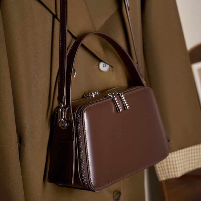 25 Spring/Summer Ear Hanging Design Genuine Leather Women's Commuter and Crossbody Bag