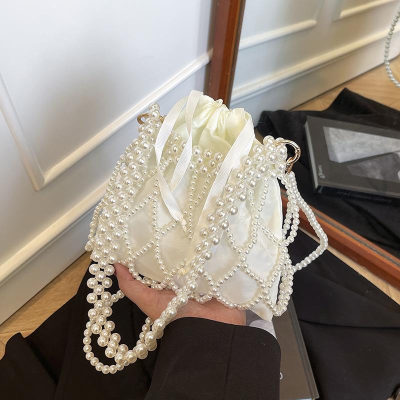 

Новое лето новая плетеная сумка из жемчуга маленькая свежая литературная девушка универсальная модная ажурная пляжная сумка one size fits all чёрный