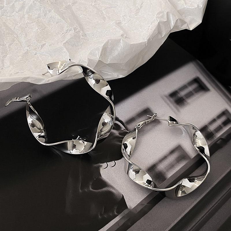 European and American simple and exaggerated twisted spiral earrings, earrings, light luxury temperament earrings, women