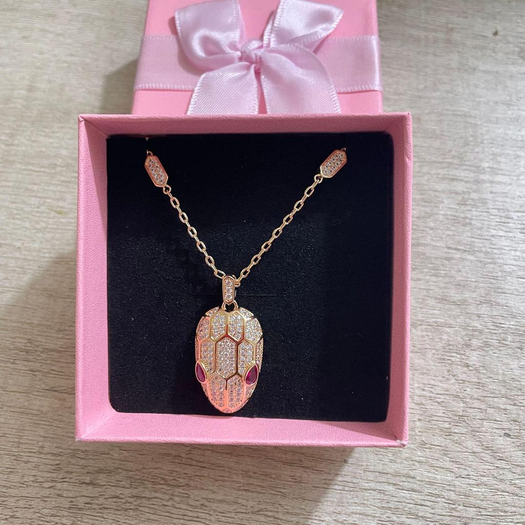 Ju Jingyi and Wu Lei Snake Head Necklace: Diamond-Studded, Gold-Plated V-Clavicle Chain, Exuding Light Luxury and Unique Style.