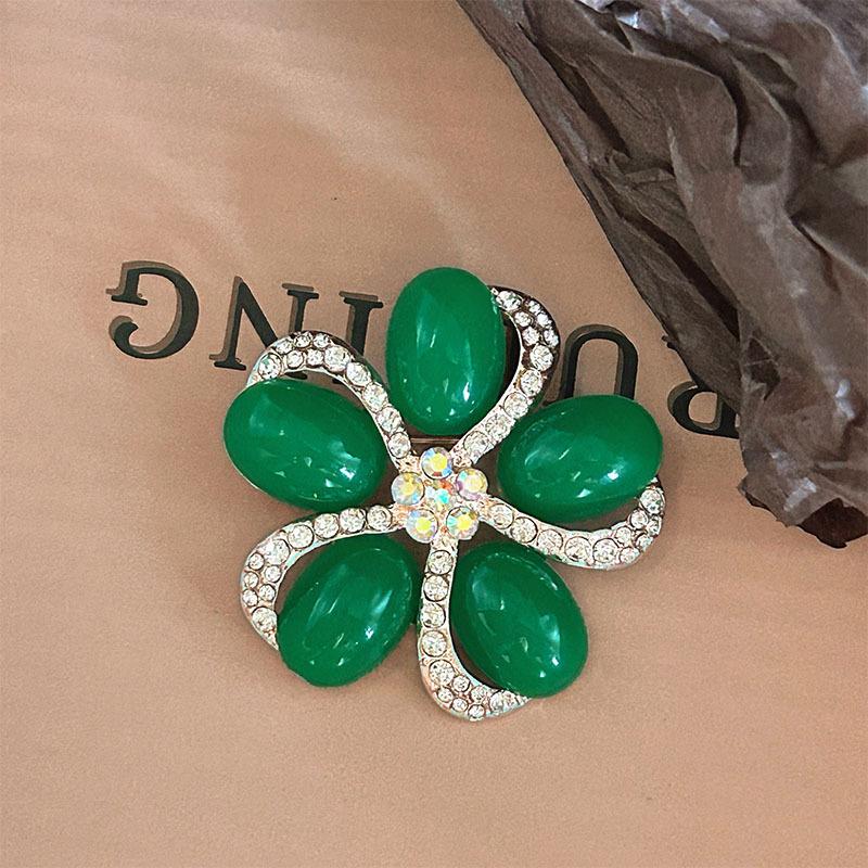 Green Flower Brooch - High-end and Luxurious Accessory for Women, with Anti-glare Function and A Waist-closing Buckle.