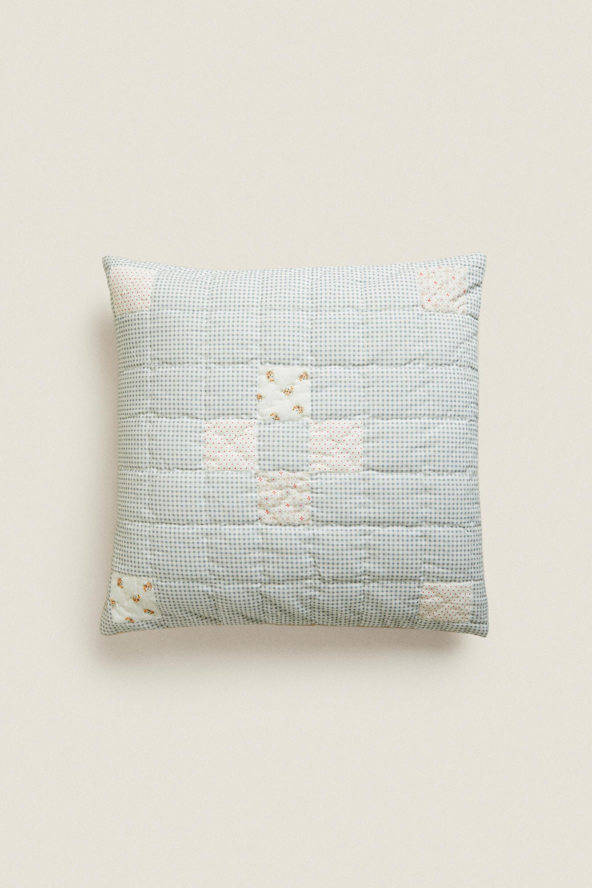 

ЧЕХОЛ НА ПОДУШКУ С ЦВЕТОЧНЫМ ПЛАЧКОМ