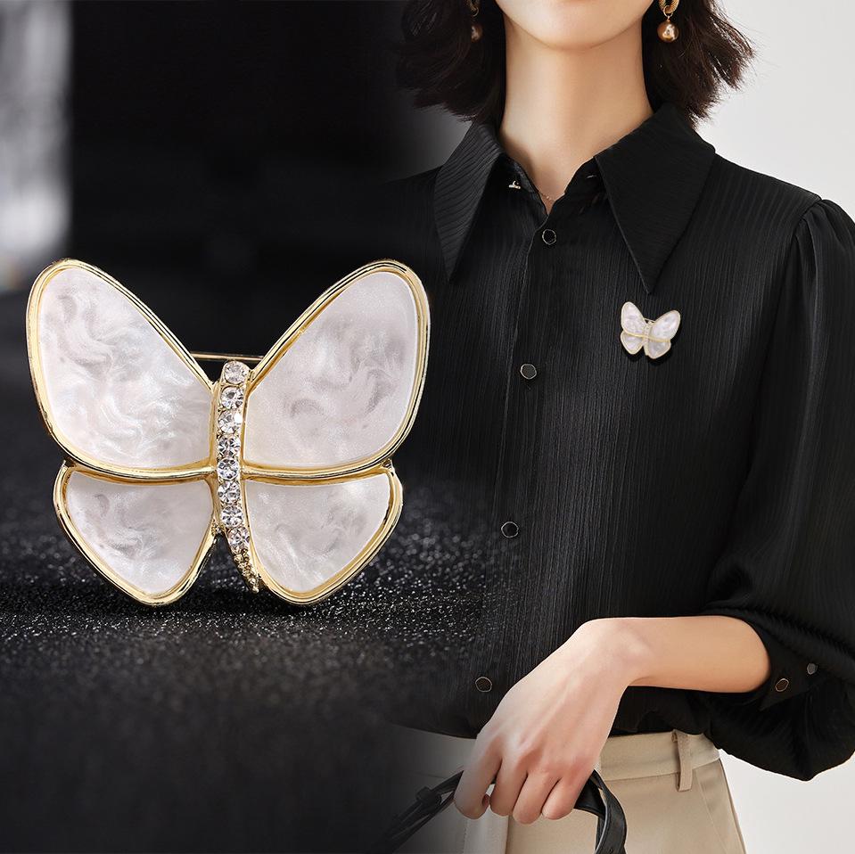 

Корейская милая брошь в виде кошки и бриллиантовой бабочки для мужчин и женщин - модная брошь для кардигана и аксессуар для корсажа