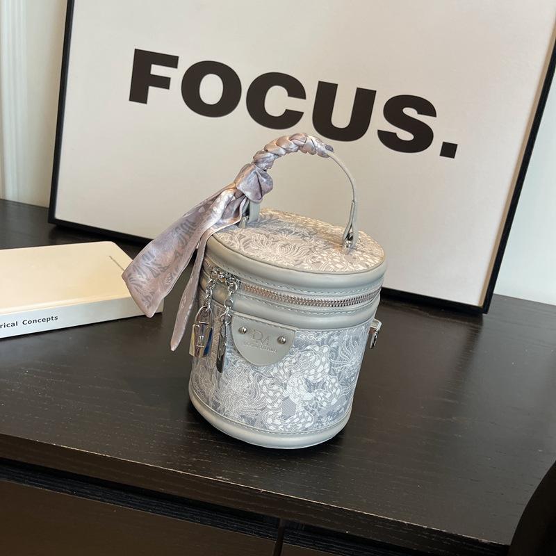 High-end Fashion Casual Niche Texture Bucket Bag New Women's Bag Trend Versatile Messenger Bag Women