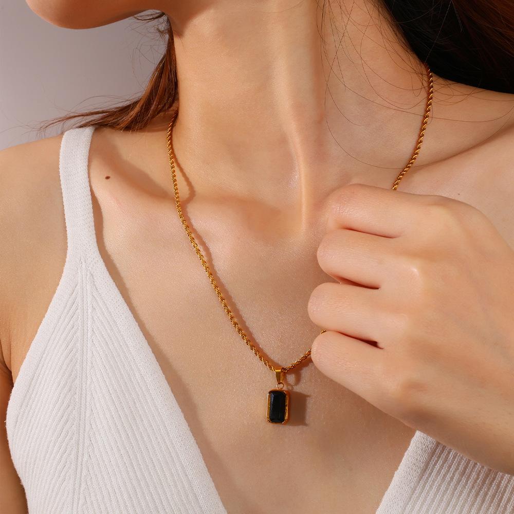 Vintage Stacked Wind Double-Layer Oval Black Agate Pendant Necklace Gold-Plated Square Black Zirconium Collarbone Chain