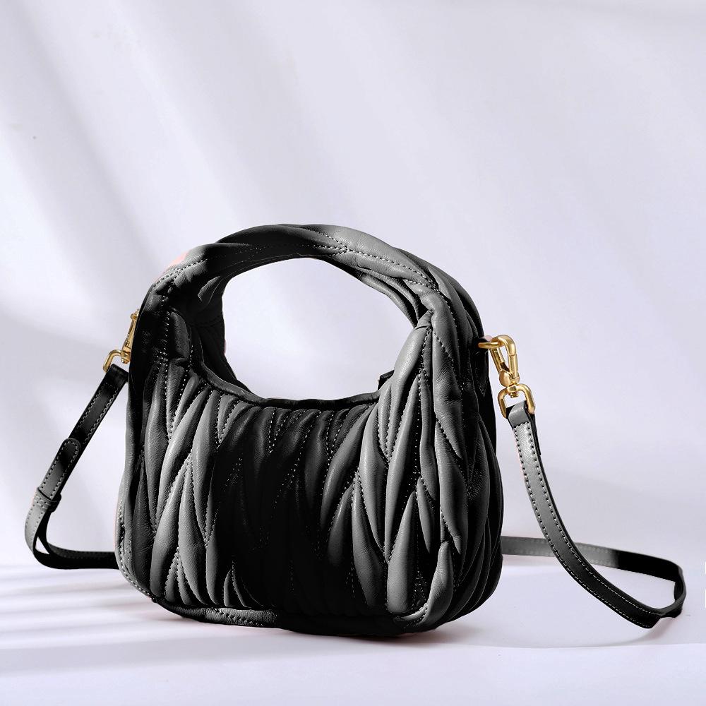 Sheepskin pleated underarm bag, genuine leather wrist, one shoulder messenger, dinner bag, high-end crescent moon bag, crescent moon dumpling bag.