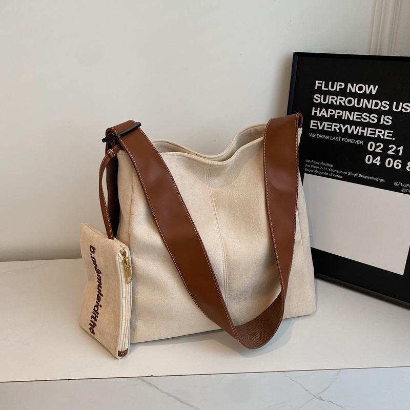 2025 autumn and winter new retro fashion tote bag women's commuting large-capacity shoulder bag niche casual women's bag