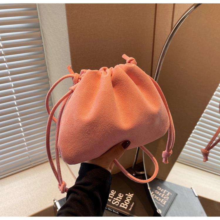 

Сумка корейська висококласна універсальна сумка-відро осінь 2024 новий нішевий дизайн жіноча сумочка-мессенджер рожевий