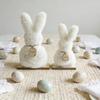 2 st Pälsklädda Kaninfigurer Påsk Plysch Vita Kaniner på Träbas för Vårfest Hemma Kontor Bordsskiva Dekoration