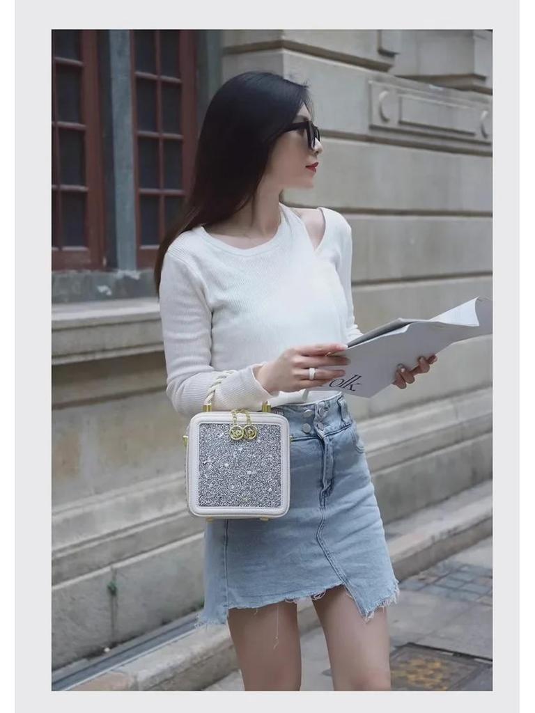 Yuhua Stone Retro Tofu Diamond Crossbody Bag - Small, Stylish, High-end Commuter.