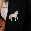 Legering Flerfarget Hest Brosje Rhinestone Innlagt Stående Hest Brosje Kragenål Dyrekretsår Dyr Brosje for Menn Kvinner Klesstilbehør
