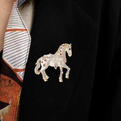 Legering Flerfärgad Hästbrosch Strassinlagd Stående Hästbrosch Slagnål Zodiakens Årsdjur Brosch för Män Kvinnor Klädtillbehör