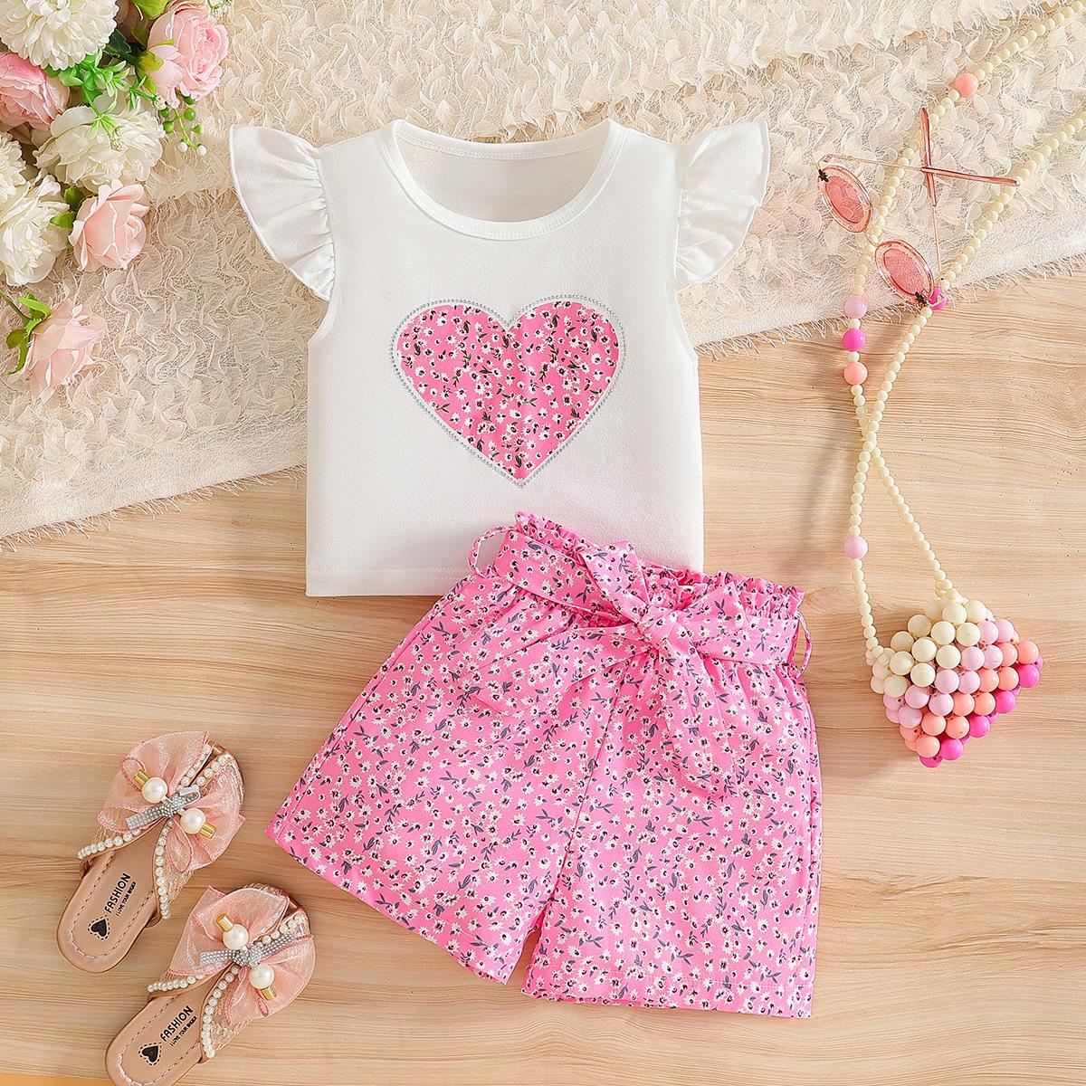 

Sweet Summer Girls Set: Fashionable White Short-Sleeve Blouse with Flared Sleeves, Heart-Patterned Patchwork Floral Shorts with Belt, Two-Piece Set 7-8Y~130cm