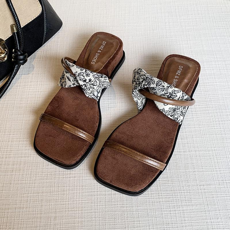 In the summer of 2025, the new Korean-style outer wear thick-soled one-word drag women's versatile soft-soled flat bottom with skirt cool slippers wom