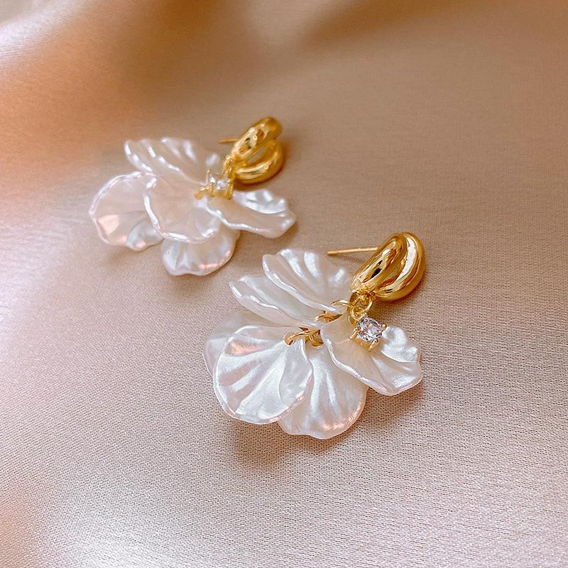 Flower Dangle Earrings for Women Golden Bend Metal Drop White Acrylic Petal Tassel Long Earrings Personality Jewelry