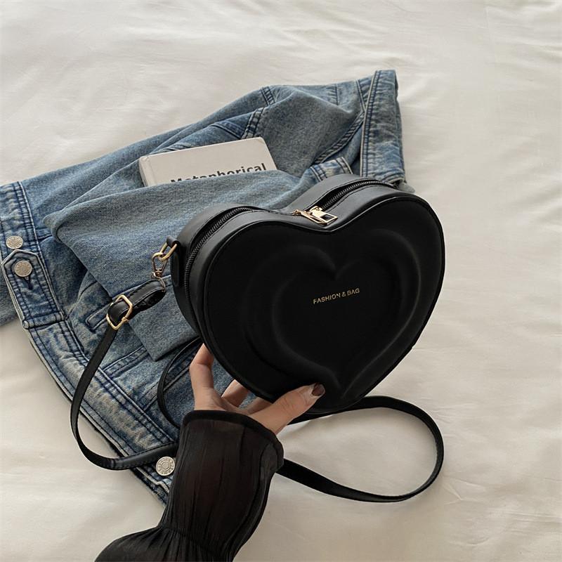 Fashionable 2024 Autumn Minimalist Colorblock Heart Shaped Shoulder Bag For Trendy Individuals