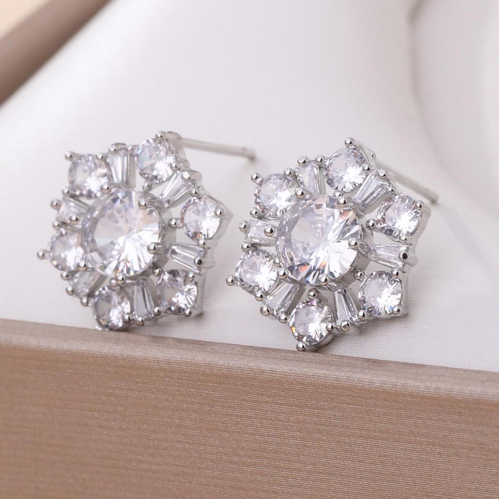 Korean-Japanese Style Zirconia Snowflake Flower Stud Earrings - Light Luxury Niche Design