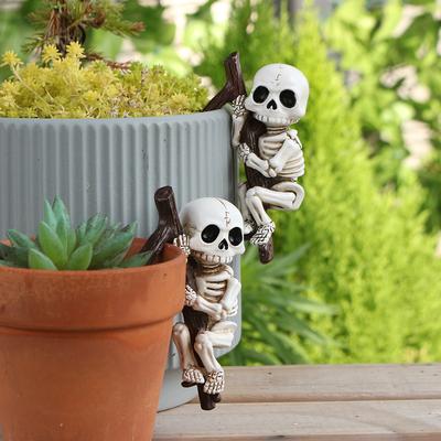 2 Stück Halloween-Dekoration Kletterndes Skelett-Figur, Blumentopf-Hänger Mini-Skelette Halloween Harz-Skelett-Ornament für Bonsai-Pflanzgefäßrand-Dekoration