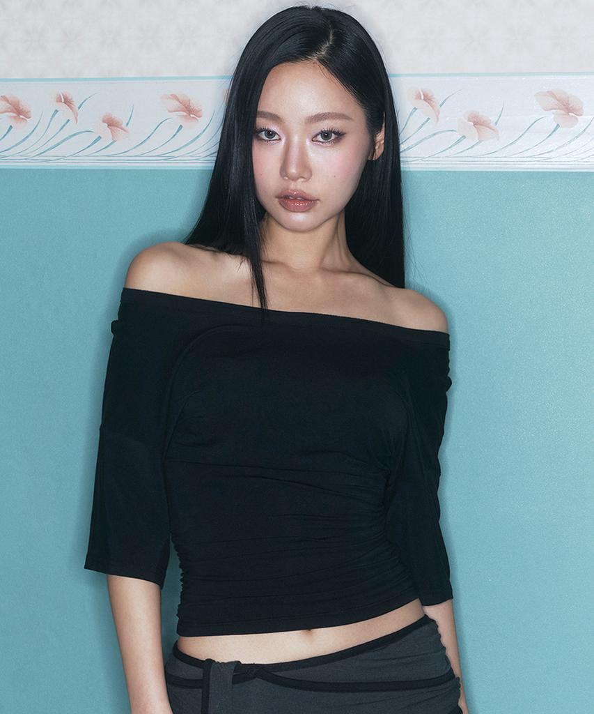 Peullijeunopallou Vin U-Neck Shirring Short Sleeve Top (Black)