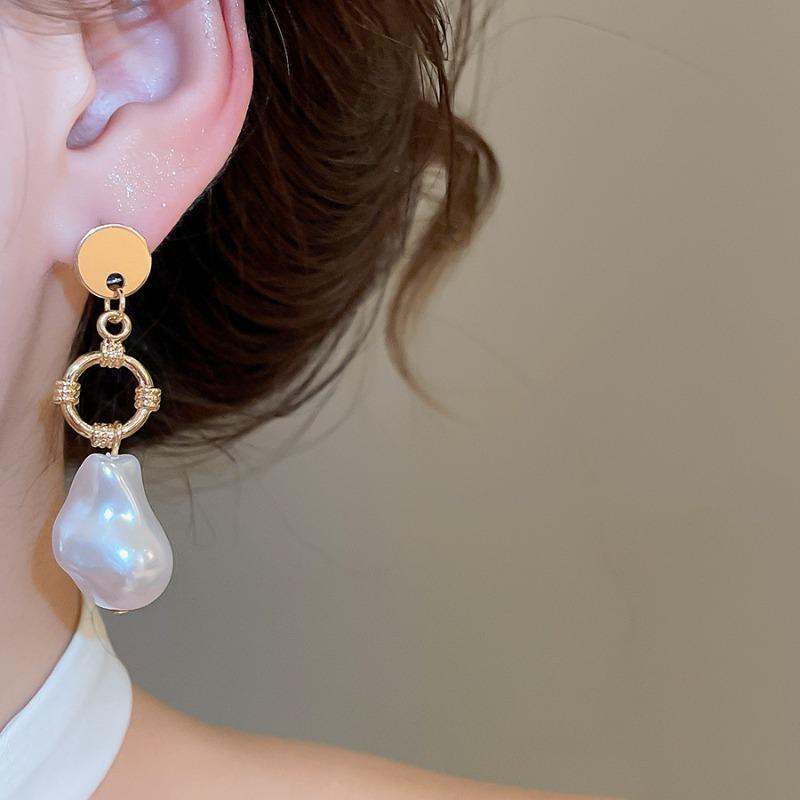 French Retro Silver Needle Irregular Pearl Stud Earrings Elegant Temperament Gentle Earrings Light Luxury High-end Versatile Earrings