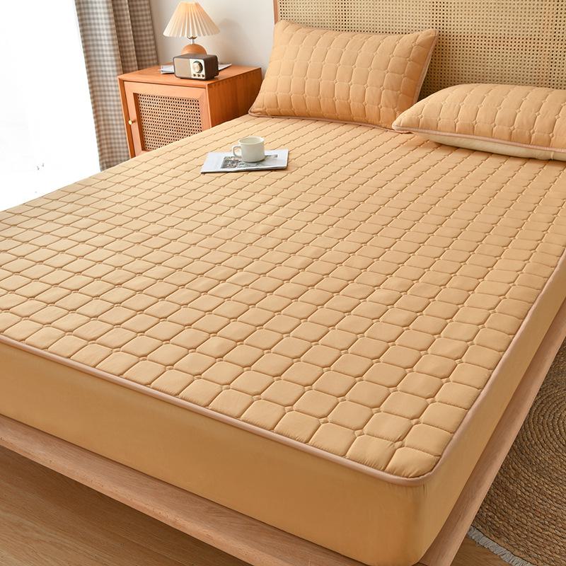 Thickened Brushed Non-Slip Waterproof Quilted Mattress Cover, for Autumn and Winter Warmth and Protection.