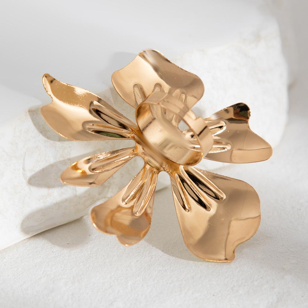 Elegant Big White Flower Adjustable Ring for Women Vintage Petals Open Chunky Exaggerated Finger Ring Bridal Wedding Jewelry