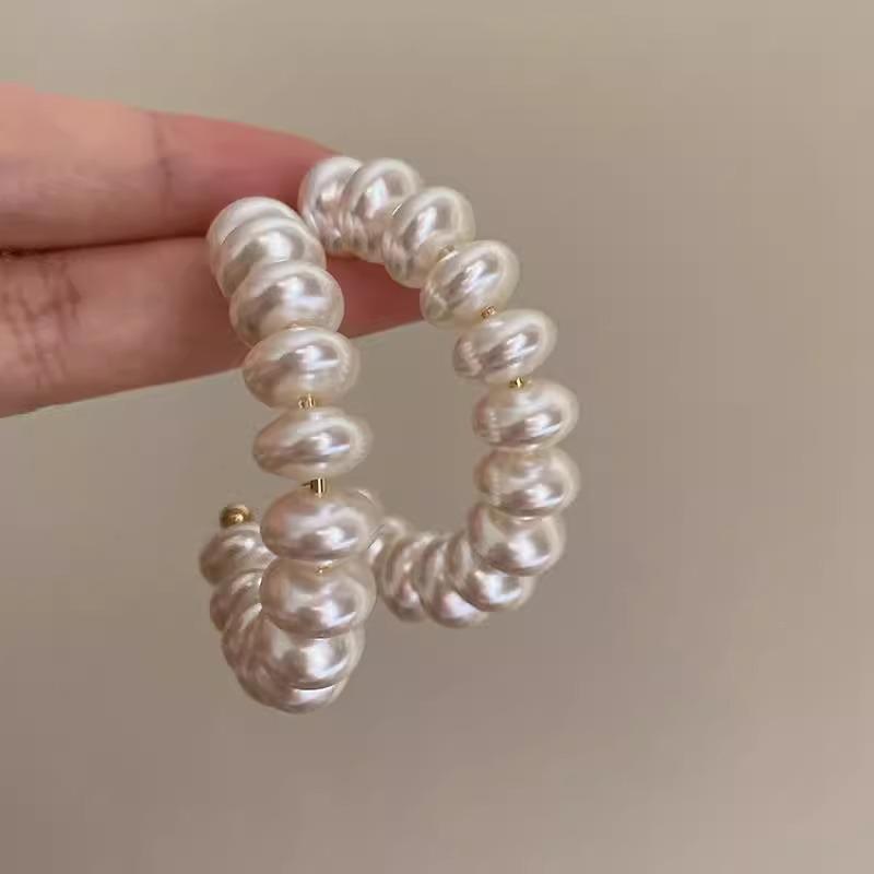 Elegant Pearl C-Shaped Stud Earrings: 2024 Fashionable Light Luxury Women's Half-Circle Ear Jewelry