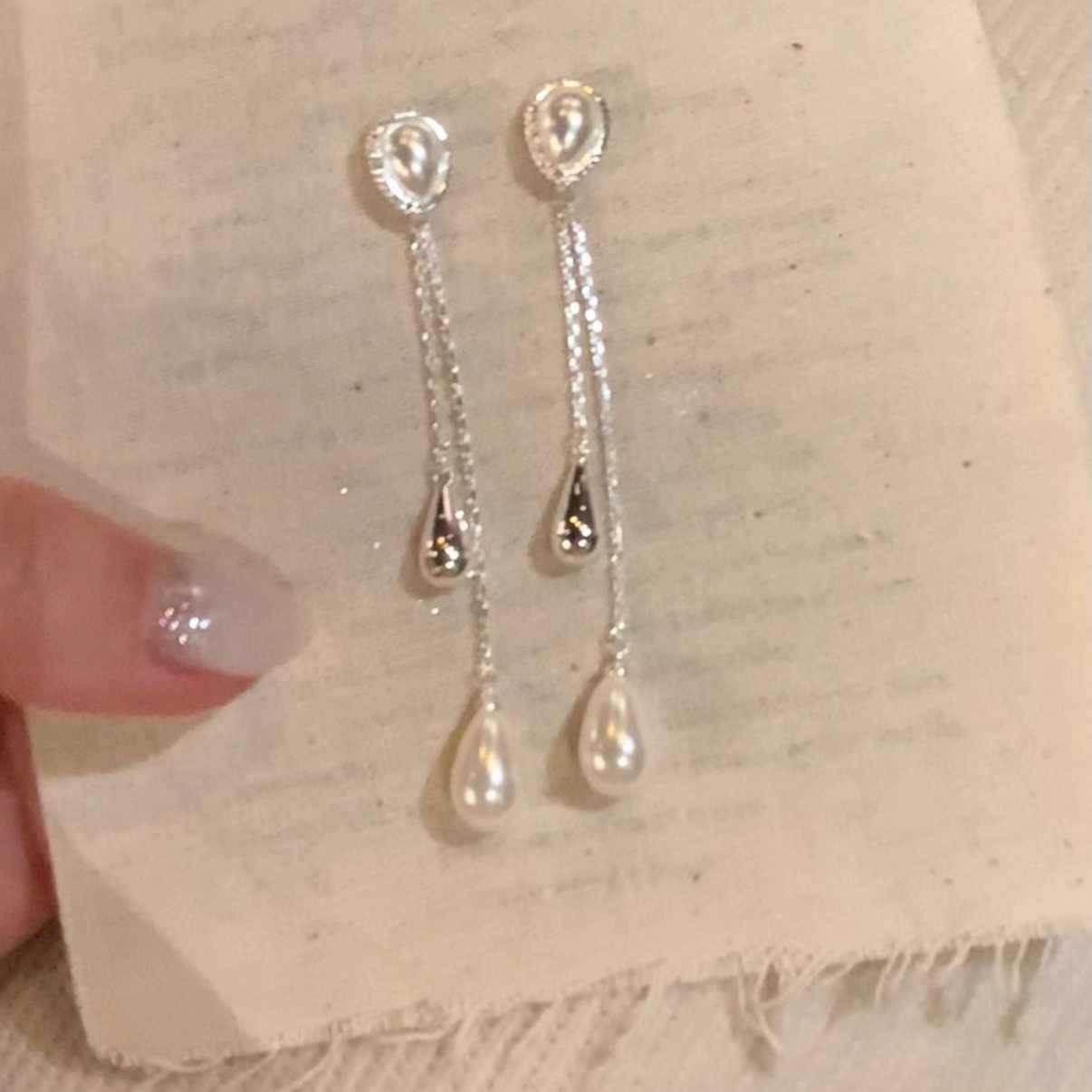 

French light luxury fashion gentle and versatile water drop-shaped pearl long fringed earrings with simple personality and cold wind earrings