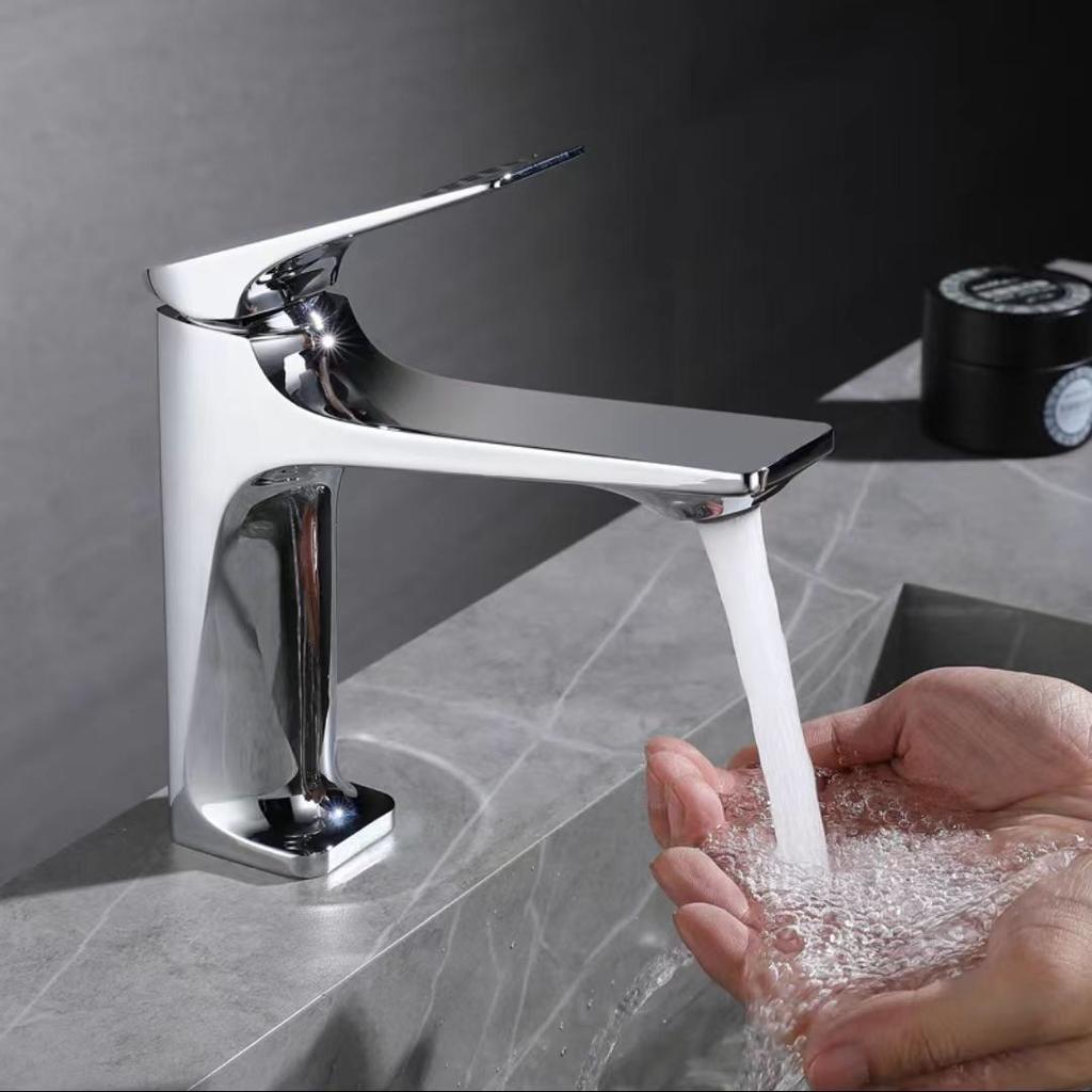 Brass Core Modern Bathroom Sink Faucet Single Handle Deck Mounted Wash Basin Water Tap Hot And Cold Mixer