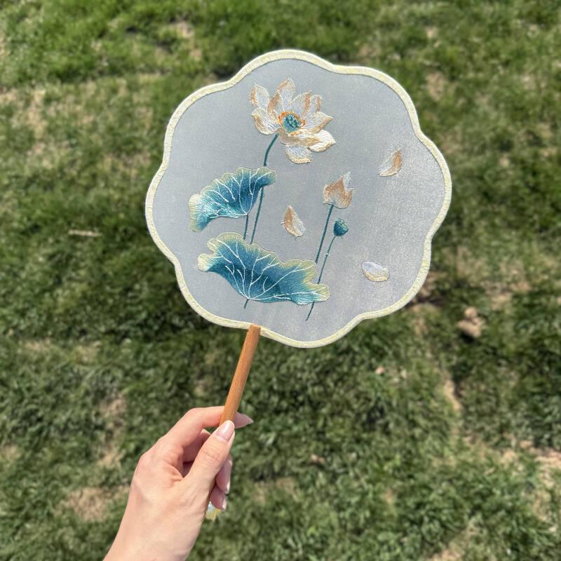 Круглый веер с вышивкой Су «Золотой Лотос»