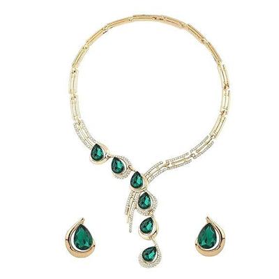 Von Prominenten inspiriertes, neustes, stilvolles, ausgefallenes Schmuckset mit vergoldeten Kristallohrringen und Halskette für Frauen