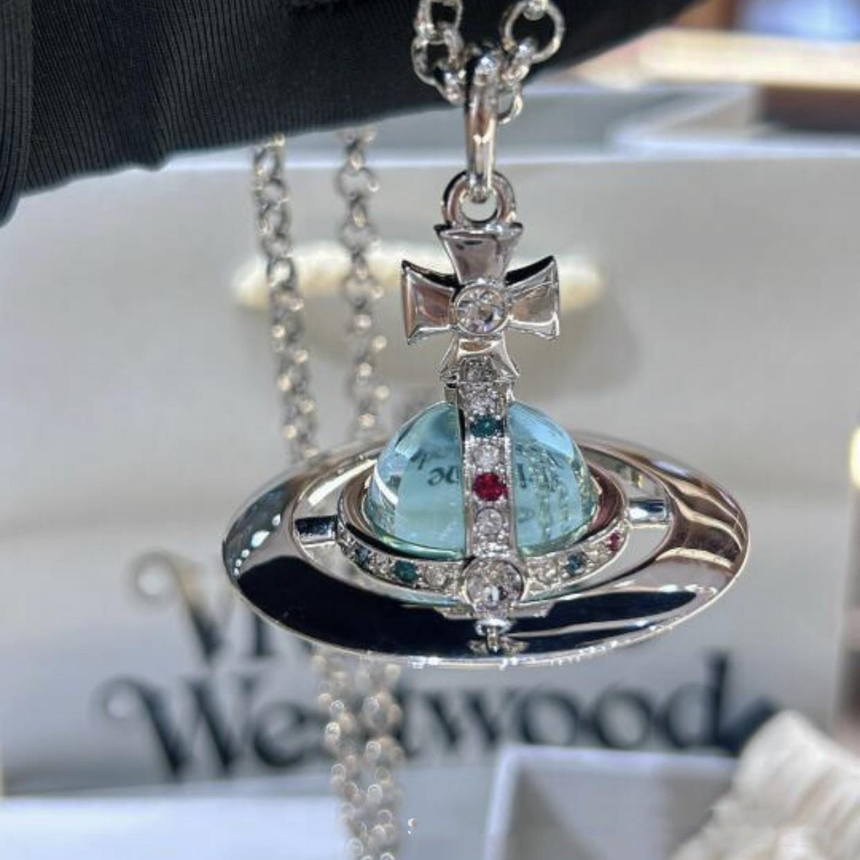 

Кольє-чокер Westwood Saturn: Висока версія, середній розмір, жіночі намистини 10 мм, застібка з логотипом. Complete Logo Details