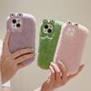 Custodia in Peluche a Forma di Rana per Telefono per iPhone 17/16/15/14 Pro/Pro Max - Morbida, Carina, Cornice Autunnale/Invernale
