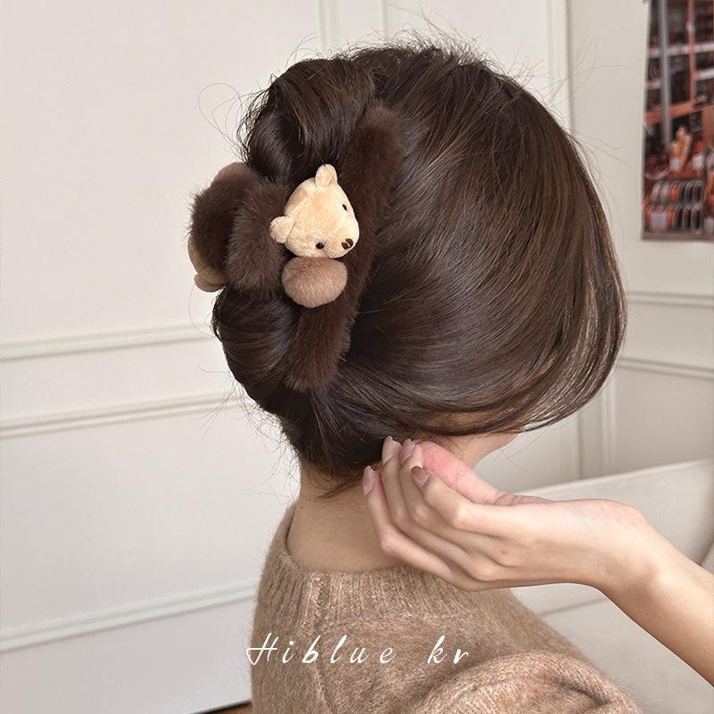 Stylish, Versatile, and Adorable Plush Bear Hair Clip for Women, Perfect for Autumn and Winter.