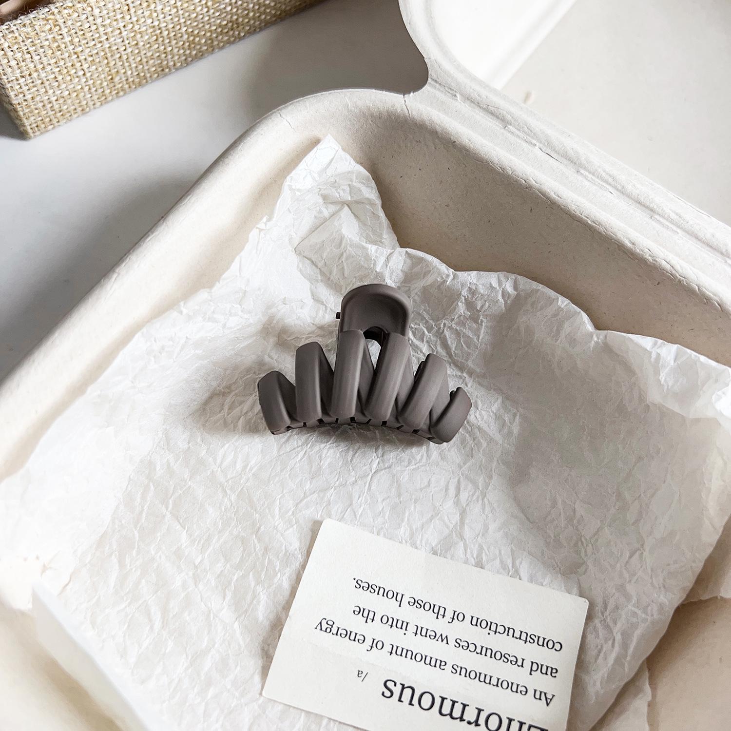 

Универсальная заколка для волос в виде акулы с матовым цветочным узором для хвостиков и полузавязанных причесок PS