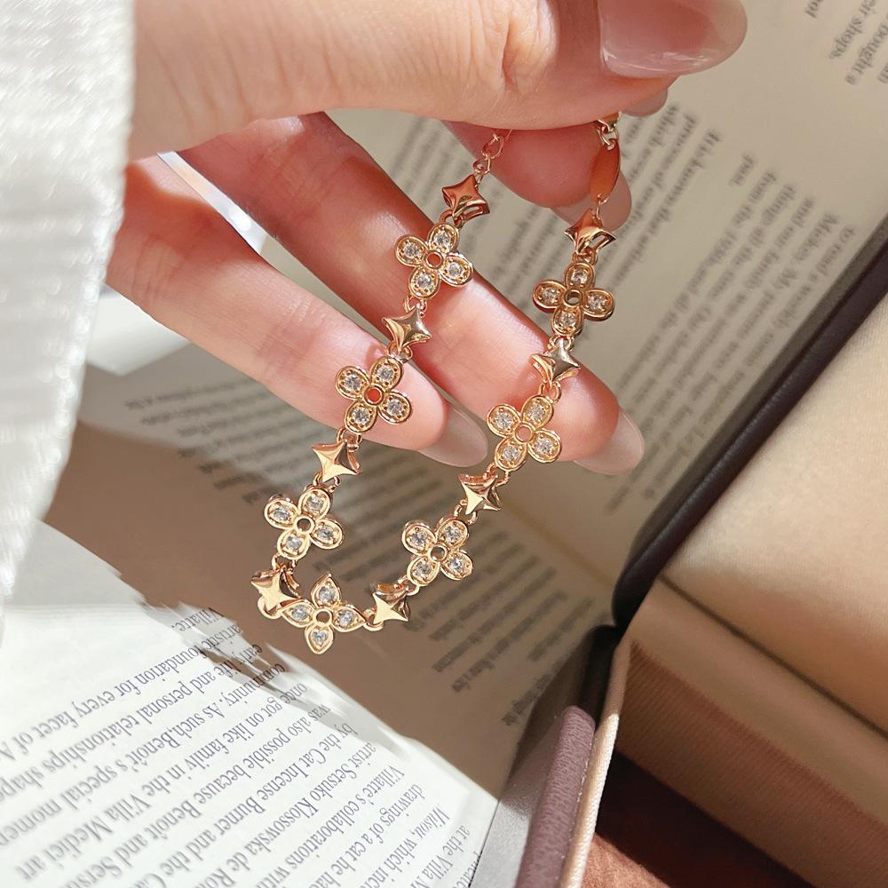 Exquisite Four-Leaf Clover Bracelet for Women: Luxury, Fashionable, Versatile Accessory