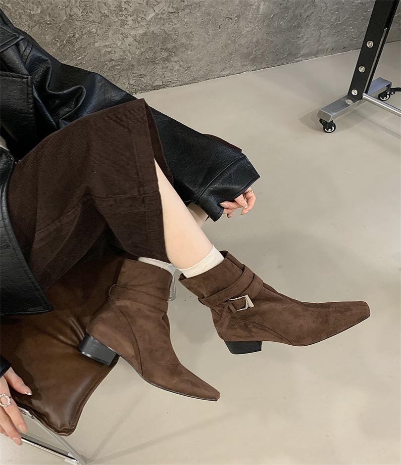 

2025 new autumn and winter square head flat-soled short boots women s shoes suede metal buckle versatile and thin fashion boots and ankle boots 39 темно-коричневого