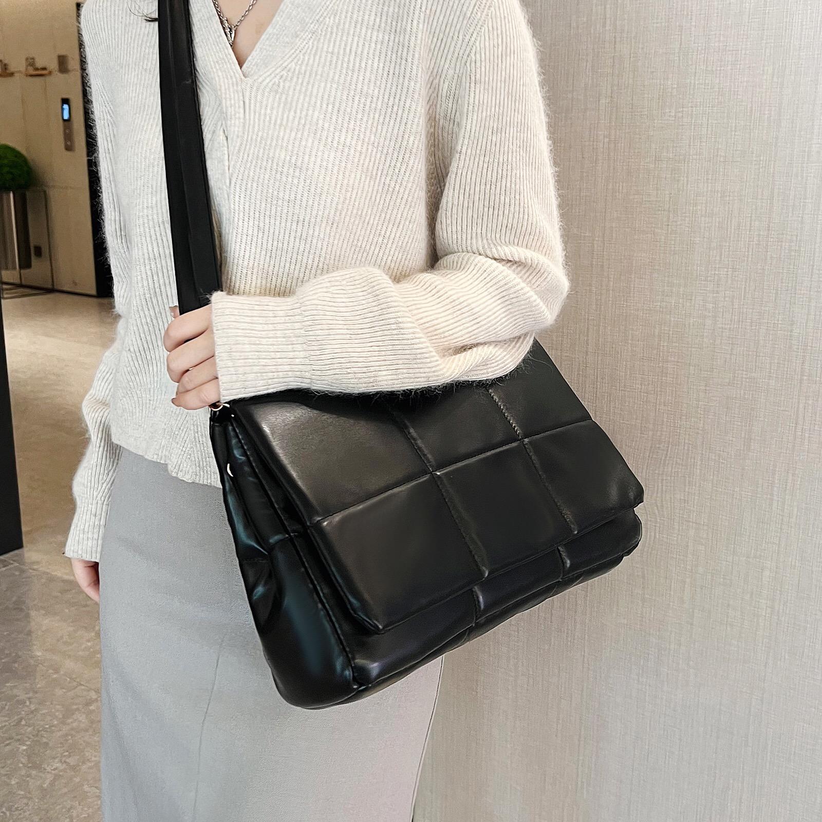 

Сумка через плече з м’якого поліуретану. Жіноча зимова сумка через плече з клапаном і м’якою сумкою через плече великої місткості. 33x10x22cm світло-коричневого кольору