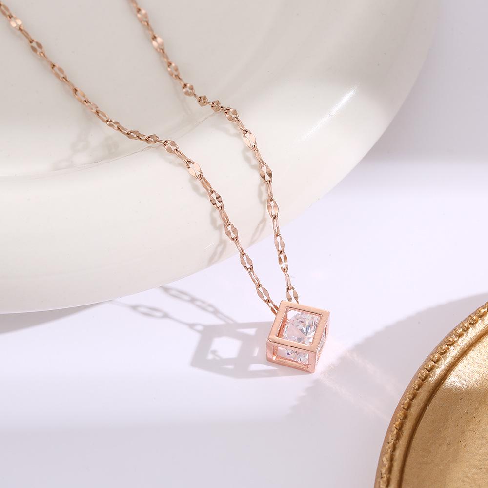 Hochwertige Damen Halskette aus Titanstahl mit vierblättrigem Kleeblatt - Nicht verblassend, vielseitige Schlüsselbeinkette