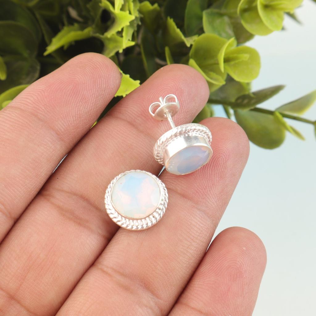 Mléčný opál drahokam 925 Sterlingové stříbro šperky Ručně vyráběné kulaté puzety 0.53" EE-147-19