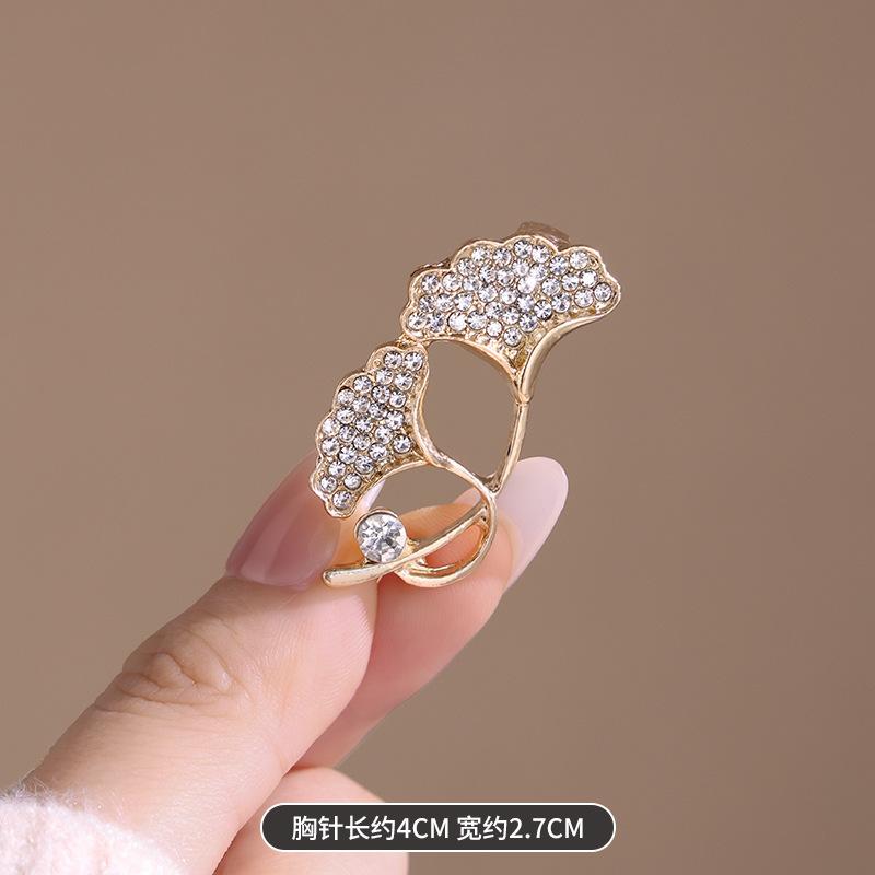 

Элегантная и изысканная брошь в виде гинкго билоба, персонализированный темперамент, аксессуары для корсажа, чувство стиля, легкая роскошь, фиксированная булавка