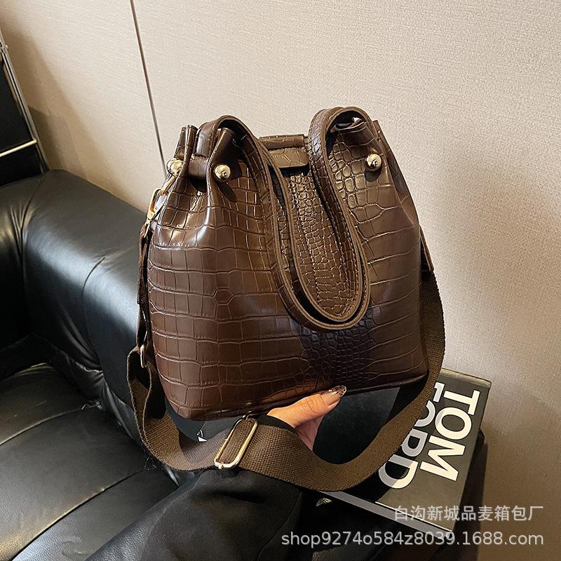 

Manufacturer wide shoulder strap portable small bag women s 2025 new trendy high-grade texture versatile bucket bag messenger bag